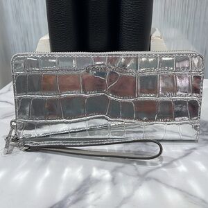 Michael Kors JST LgMetallic Crocodile Embossed Leather Continental Wallet
Silver